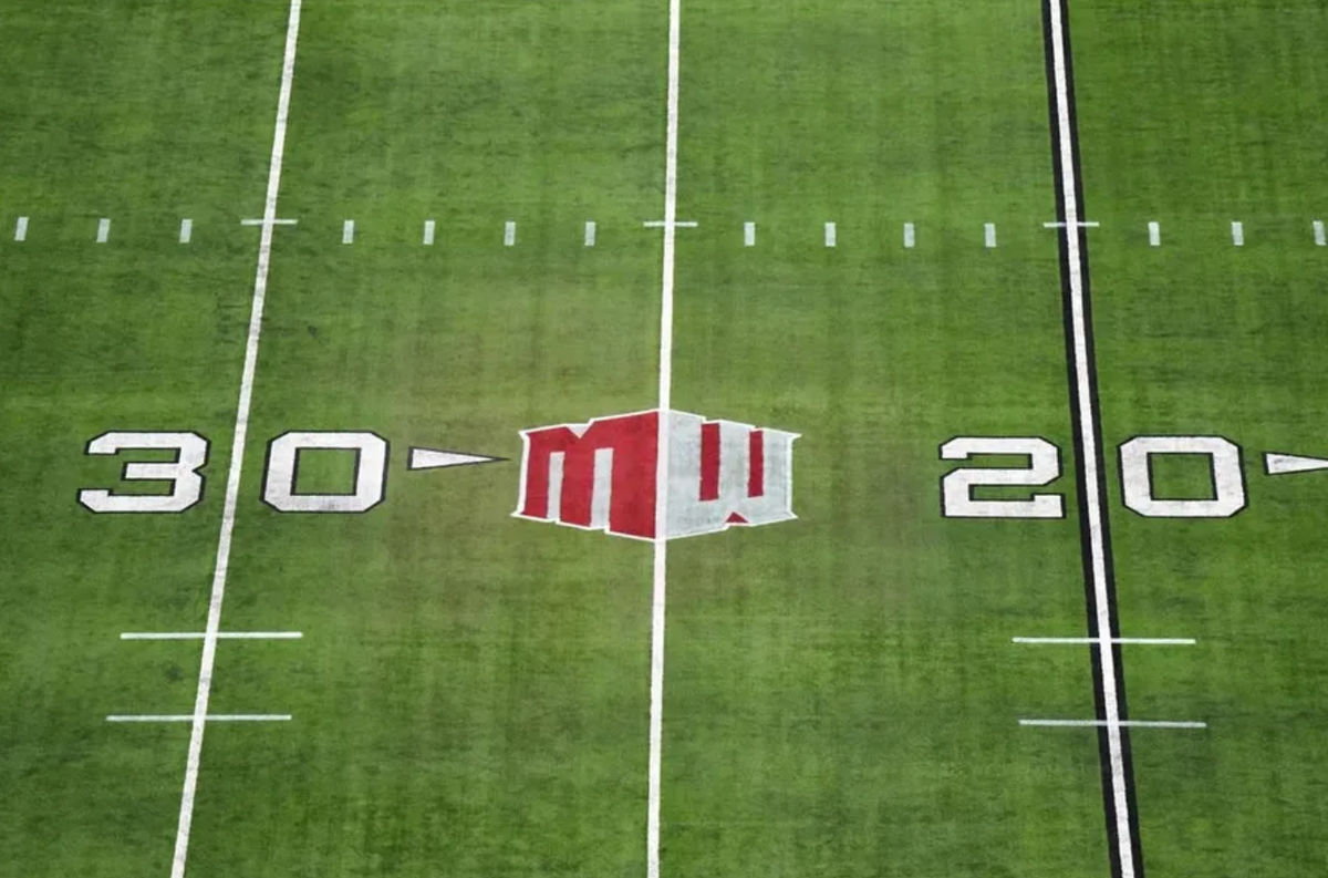 2 de dezembro de 2023; Las Vegas, Nevada, EUA; O logotipo da conferência Mountain West no campo do Allegiant Stadium. créditos: Kirby Lee-USA TODAY Sports