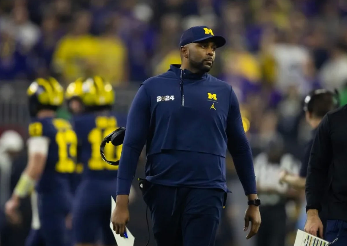 8 de janeiro de 2024; Houston, Texas, EUA; O coordenador ofensivo do Michigan Wolverines, Sherrone Moore, contra o Washington Huskies durante o jogo do campeonato nacional do College Football Playoff de 2024 no NRG Stadium. créditos: Mark J. Rebilas-USA TODAY Sports