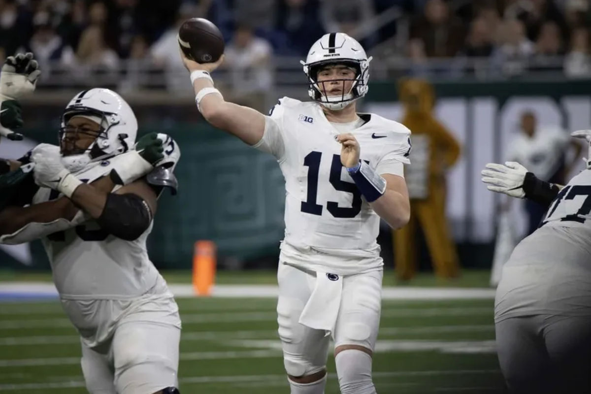 24 de novembro de 2023; Detroit, Michigan, EUA; O quarterback do Penn State Nittany Lions, Drew Allar (15), passa a bola contra o Michigan State Spartans durante o segundo tempo no Ford Field. créditos: David Reginek-USA TODAY Sports