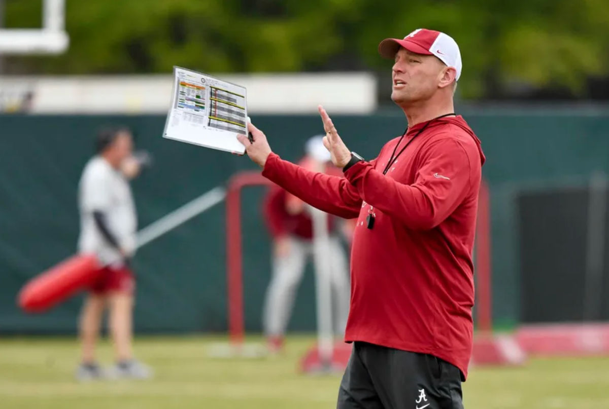 21 de março de 2024; Tuscaloosa, Alabama, EUA; O técnico do Alabama, Kalen DeBoer, dá instruções durante o treino na Universidade do Alabama na quinta-feira. FOTO EUA HOJE IMAGENS.