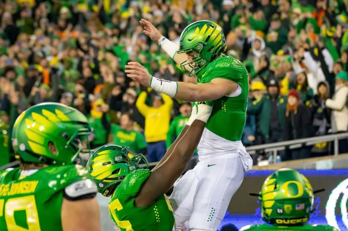 O ex-quarterback do Oregon Bo Nix é içado no ar após um touchdown quando o número 6 do Oregon Ducks enfrenta o número 16 do Oregon State Beavers na sexta-feira, 24 de novembro de 2023, no Autzen Stadium em Eugene, Oregon. créditos: Ben Lonergan/ The Register-Guard / REDE USA TODAY