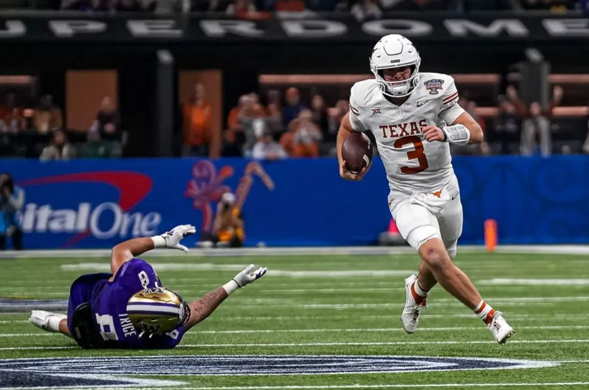 O quarterback do Texas Longhorns, Quinn Ewers (3), evita um tackle de Bralen Trice (8), do Washington Edge, durante o jogo das semifinais do Sugar Bowl College Football Playoff no Caesars Superdome na segunda-feira, 1º de janeiro de 2024, em Nova Orleans, Louisiana. créditos: Aaron E. Martinez/American-Statesman / USA TODAY NETWORK