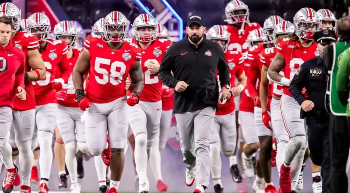 Ryan Day e os Ohio State Buckeyes entram em campo. fonte: Getty Images