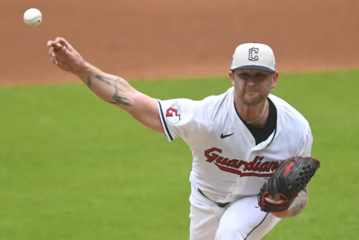 4 de julio de 2024; Cleveland, Ohio, EE.UU.; Ben Lively (39), lanzador abridor de los Guardianes de Cleveland, lanza un lanzamiento en la primera entrada contra los Medias Blancas de Chicago en Progressive Field. Crédito obligatorio: David Richard-USA TODAY Deportes