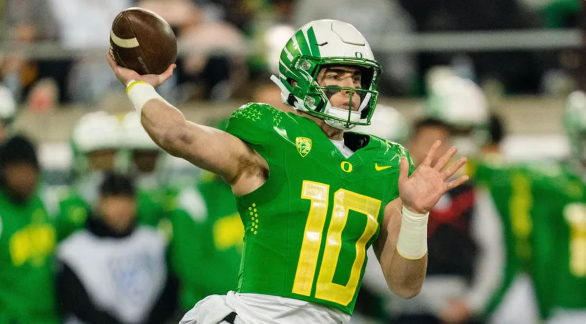 Bo Nix lanza un pase para los Oregon Ducks. fuente: Getty Images