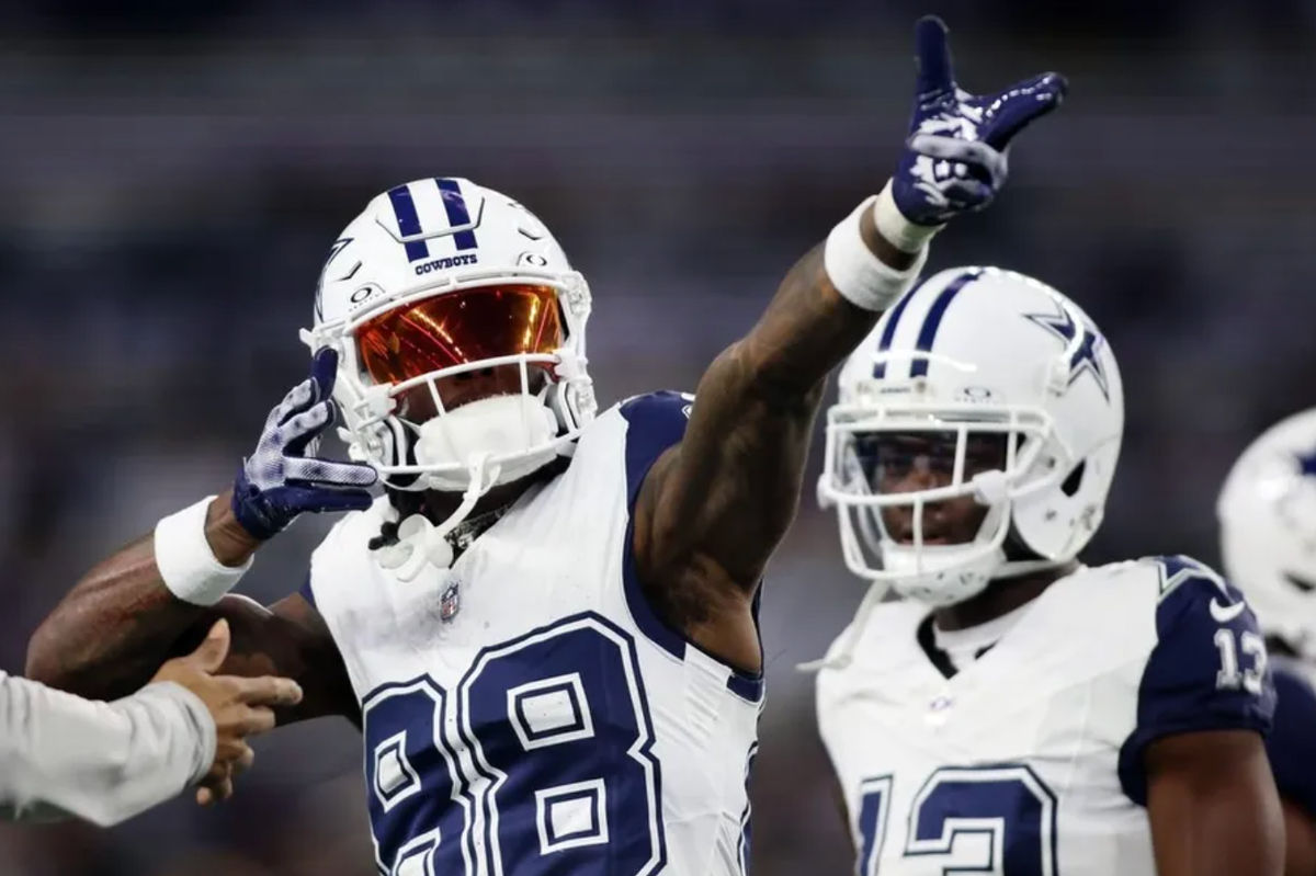 10 de diciembre de 2023; Arlington, Texas, EE. UU.; El receptor abierto de los Dallas Cowboys, CeeDee Lamb (88), reacciona antes del partido contra los Philadelphia Eagles en el AT&T Stadium. Créditos: Tim Heitman-USA TODAY Sports