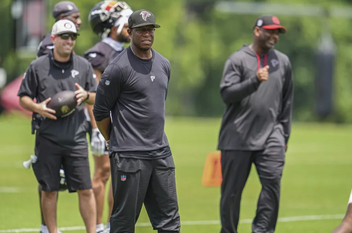 3 de junio de 2024; Atlanta, GA, EE. UU.; El entrenador en jefe de los Atlanta Falcons, Raheem Morris, observa la acción en el campo durante las actividades organizadas por el equipo en las instalaciones de entrenamiento de los Falcons. Crédito obligatorio: Dale Zanine-USA TODAY Sports