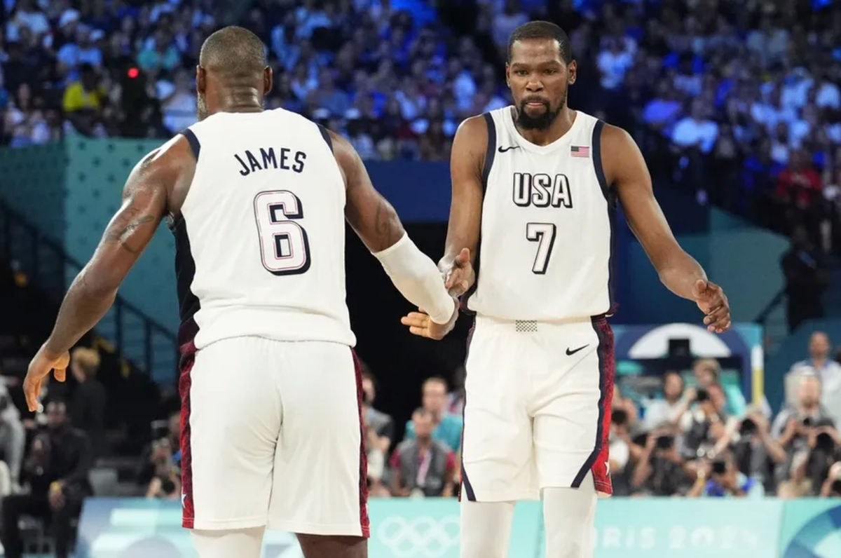 8 de agosto de 2024; París, Francia; El base estadounidense LeBron James (6) celebra con el base Kevin Durant (7) durante la primera mitad de un partido de semifinales de baloncesto masculino durante los Juegos Olímpicos de Verano de París 2024 en el Accor Arena. Crédito obligatorio: Rob Schumacher-USA TODAY Sports