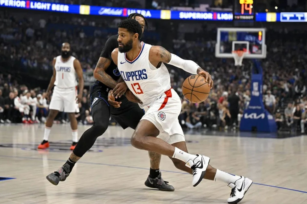 3 de maio de 2024; Dallas, Texas, EUA; O atacante do LA Clippers, Paul George (13), dirige até a cesta contra o Dallas Mavericks durante o primeiro quarto durante o jogo seis da primeira rodada dos playoffs da NBA de 2024 no American Airlines Center. Crédito obrigatório: Jerome Miron-USA TODAY Sports