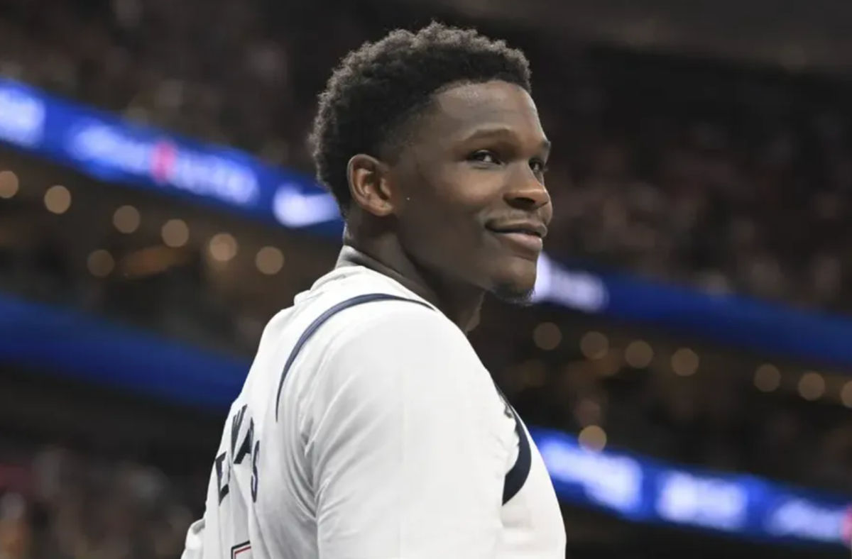 10 de julho de 2024; Las Vegas, Nevada, EUA; O armador dos EUA Anthony Edwards (5) olha no quarto quarto contra o Canadá no USA Basketball Showcase na T-Mobile Arena. Crédito obrigatório: Candice Ward-USA TODAY Sports