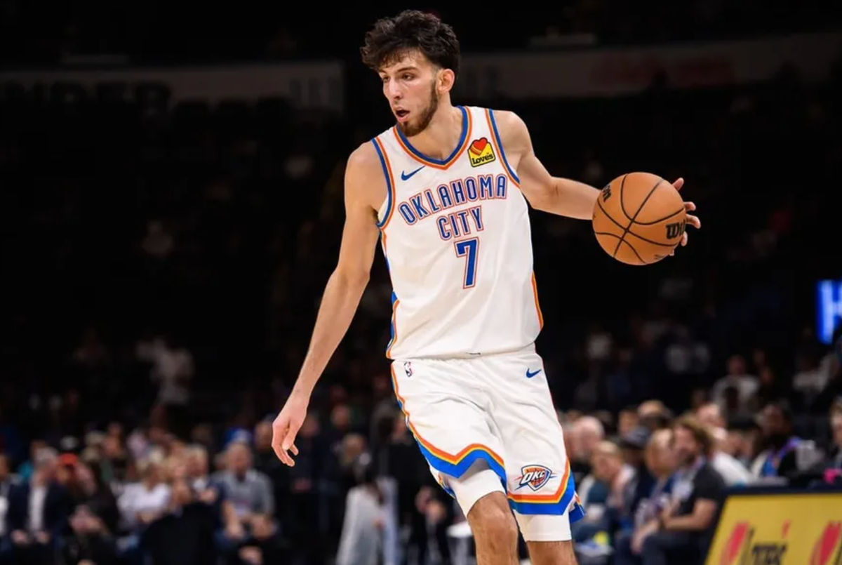 9 de outubro de 2023; Oklahoma City, Oklahoma, EUA; O atacante do Oklahoma City Thunder, Chet Holmgren (7), dribla a bola durante o jogo contra o San Antonio Spurs no Paycom Center. créditos: Rob Ferguson-USA TODAY Sports