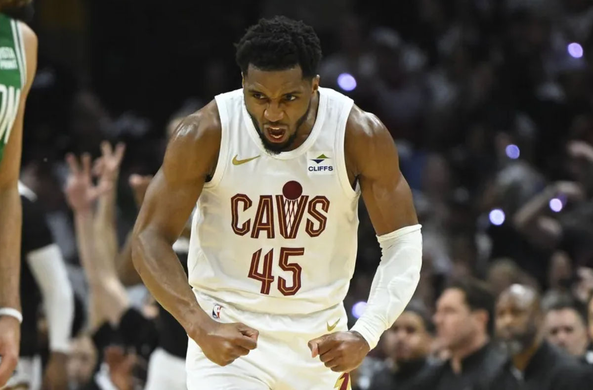 11 de maio de 2024; Cleveland, Ohio, EUA; O armador do Cleveland Cavaliers, Donovan Mitchell (45), reage no segundo quarto do terceiro jogo da segunda rodada dos playoffs da NBA de 2024 contra o Boston Celtics no Rocket Mortgage FieldHouse. Crédito obrigatório: David Richard-USA TODAY Sports