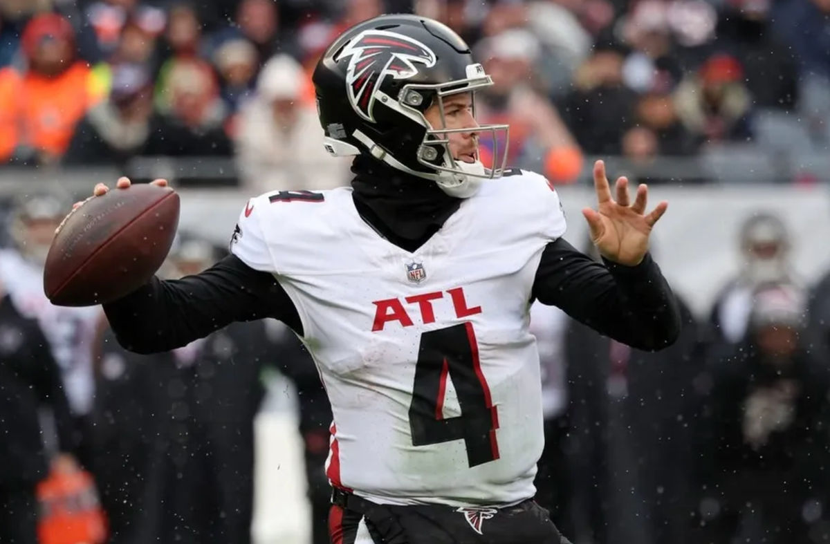 31 de dezembro de 2023; Chicago, Illinois, EUA; O quarterback do Atlanta Falcons, Taylor Heinicke (4), recua para passar contra o Chicago Bears durante o primeiro tempo no Soldier Field. créditos: Mike Dinovo-USA TODAY Sports