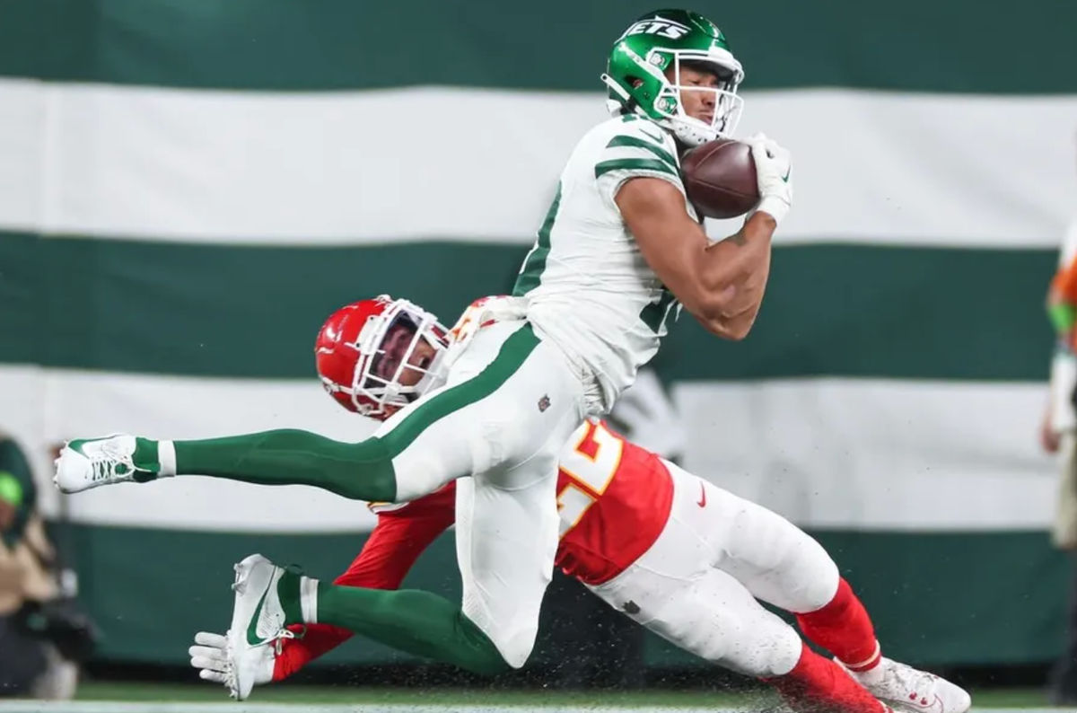 1º de outubro de 2023; East Rutherford, Nova Jersey, EUA; O wide receiver do New York Jets Allen Lazard (10) faz uma recepção enquanto o cornerback do Kansas City Chiefs Trent McDuffie (22) defende durante o primeiro tempo no MetLife Stadium. créditos: Vincent Carchietta-USA TODAY Sports
