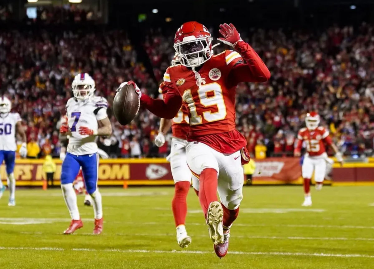 10 de dezembro de 2023; Kansas City, Missouri, EUA; O wide receiver do Kansas City Chiefs, Kadarius Toney (19), marca um touchdown durante o segundo tempo contra o Buffalo Bills no GEHA Field no Arrowhead Stadium. A jogada seria anulada devido a uma penalidade ofensiva. créditos: Jay Biggerstaff-USA TODAY Sports