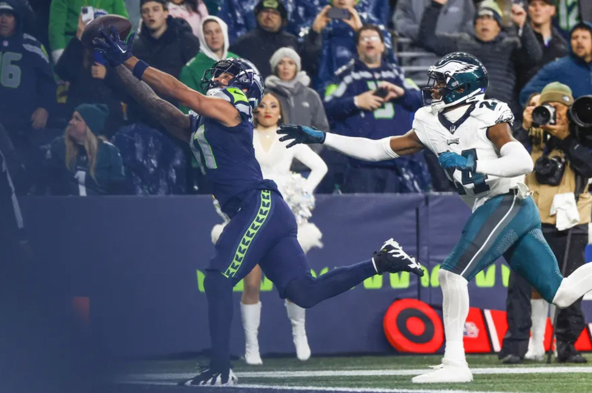 18 de dezembro de 2023; Seattle, Washington, EUA; O wide receiver do Seattle Seahawks, Jaxon Smith-Njigba (11), pega um passe para touchdown contra o cornerback do Philadelphia Eagles, James Bradberry (24), durante o quarto período no Lumen Field. Crédito obrigatório: Joe Nicholson-USA TODAY Sports