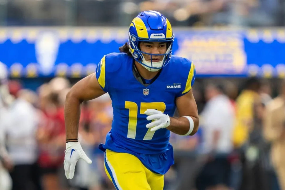 15 de octubre de 2023; Inglewood, California, EE. UU.; El receptor abierto de Los Angeles Rams, Puka Nacua (17), calienta antes del partido contra los Arizona Cardinals en el SoFi Stadium. Créditos: Kyle Terada-USA TODAY Sports