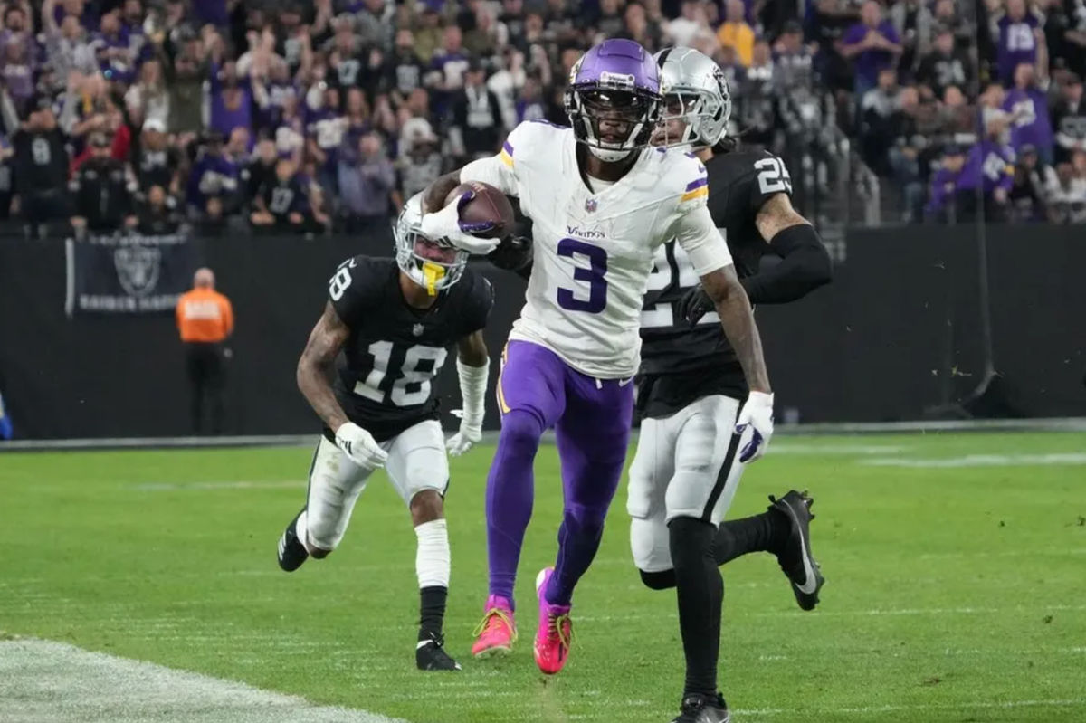 10 de diciembre de 2023; Paradise, Nevada, EE. UU.; El receptor abierto de los Minnesota Vikings, Jordan Addison (3), lleva el balón contra el esquinero de los Las Vegas Raiders, Jack Jones (18), en la segunda mitad en el Allegiant Stadium. Crédito obligatorio: Kirby Lee-USA TODAY Sports