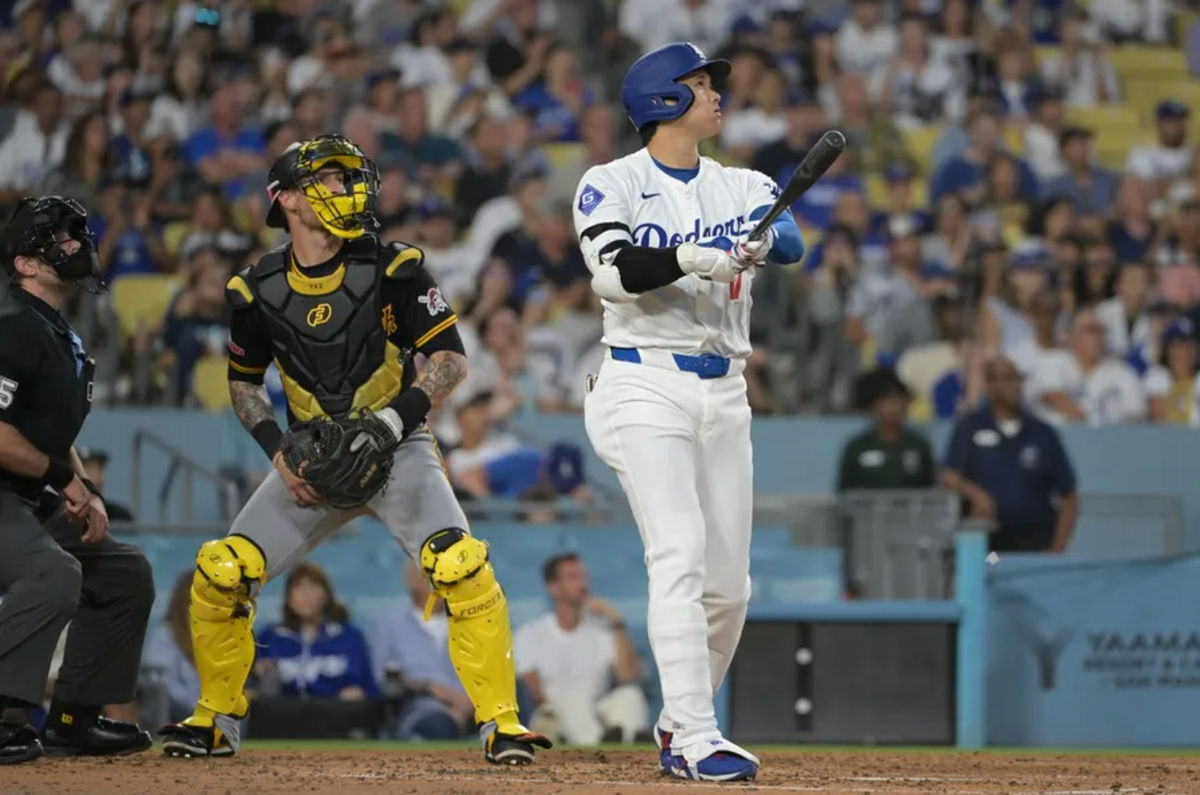 9 de agosto de 2024; Los Angeles, Califórnia, EUA; O catcher Yasmani Grandal (6) do Pittsburgh Pirates e o rebatedor designado Shohei Ohtani (17) do Los Angeles Dodgers assistem ao voo da bola em um home run de duas corridas no terceiro inning no Dodger Stadium. Crédito obrigatório: Jayne Kamin-Oncea-USA TODAY Sports