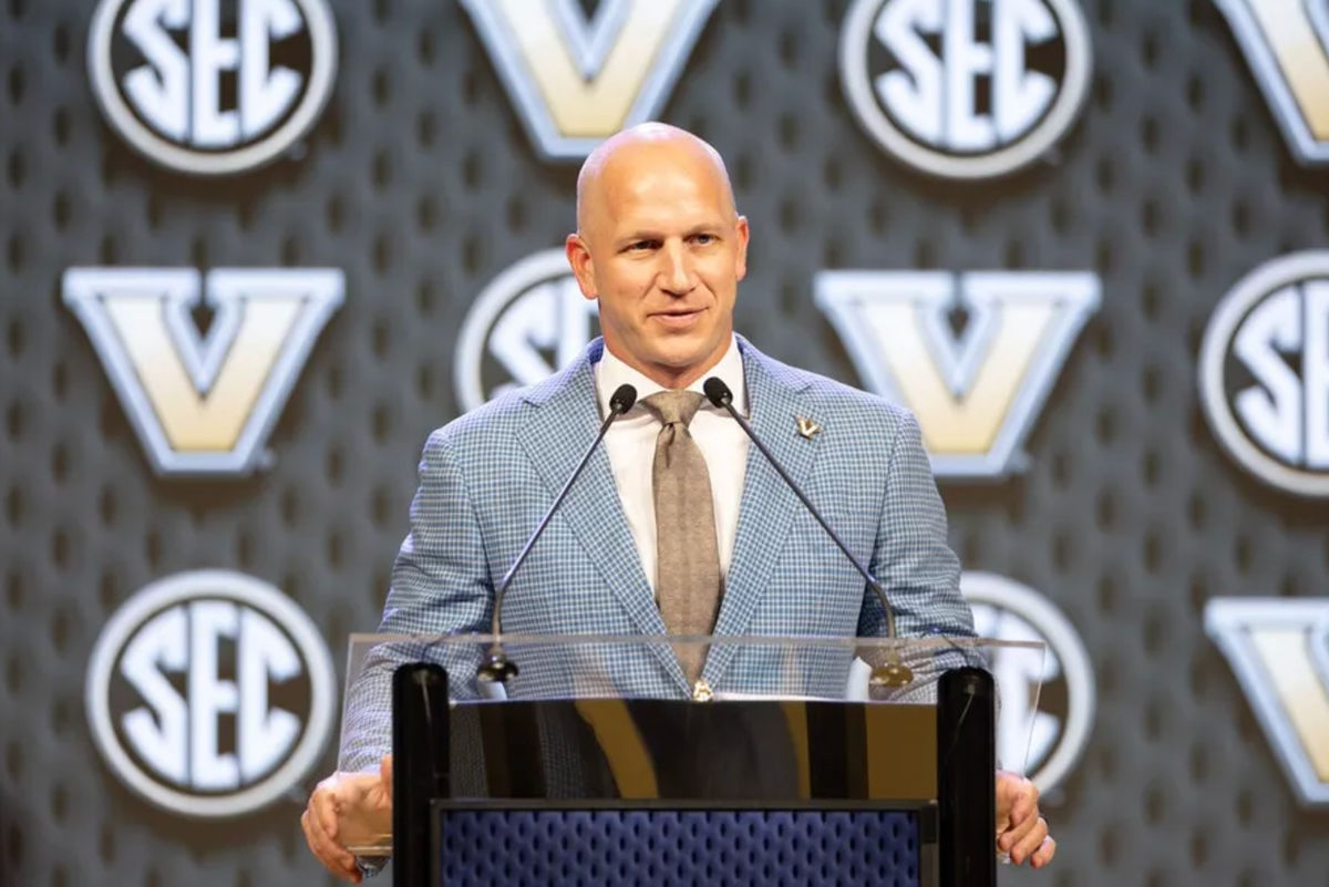 15 de julio de 2024; Dallas, TX, EE. UU.; El entrenador en jefe de Vanderbilt, Clark Lea, habla en el Omni Dallas Hotel. Crédito obligatorio: Brett Patzke-USA TODAY Sports