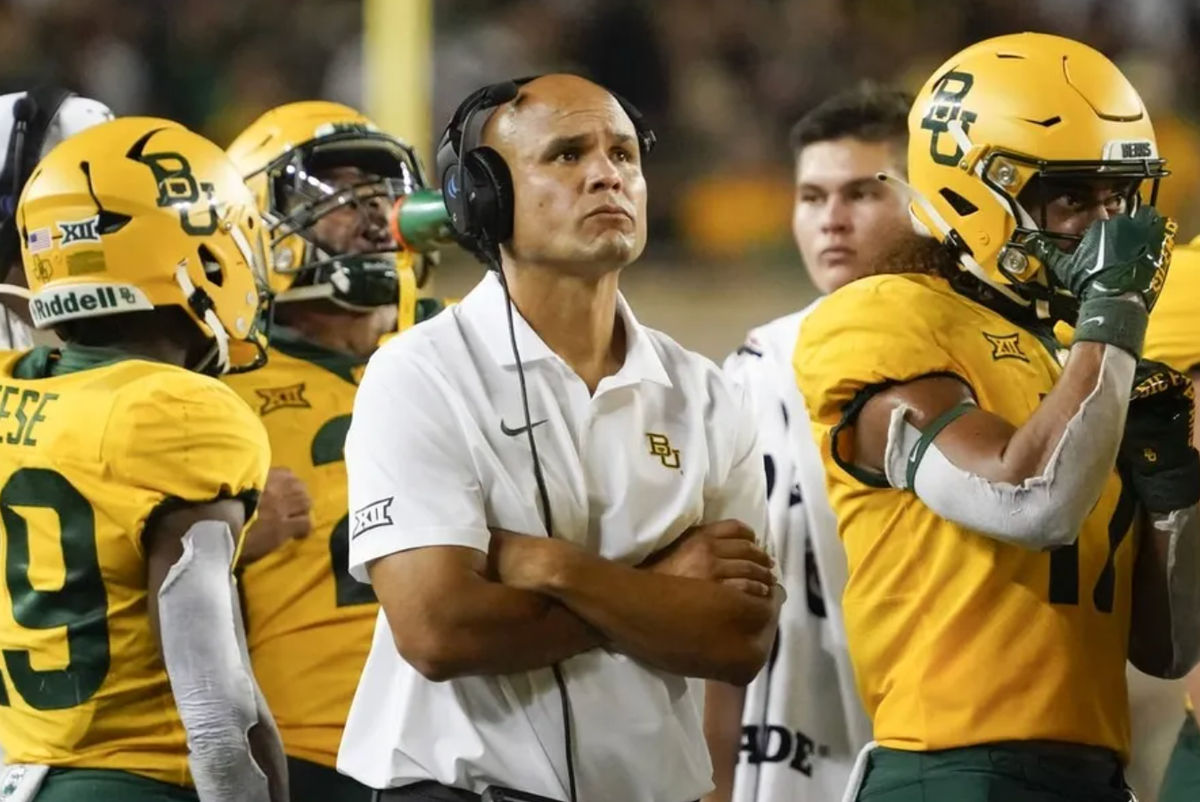 2 de septiembre de 2023; Waco, Texas, EE. UU.; El entrenador en jefe de los Baylor Bears, Dave Aranda, al margen durante la segunda mitad contra los Texas State Bobcats en el estadio McLane. Créditos: Raymond Carlin III-USA TODAY Sports