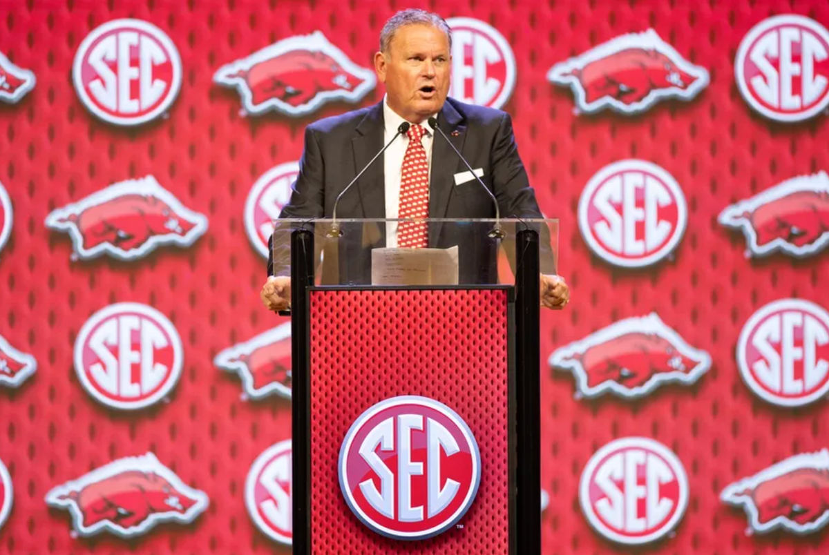 18 de julio de 2024; Dallas, TX, EE. UU.; El entrenador en jefe de Arkansas, Sam Pittman, habla en el Omni Dallas Hotel. Crédito obligatorio: Brett Patzke-USA TODAY Sports