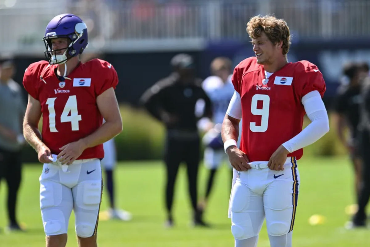 2 de agosto de 2024; Eagan, Minnesota, EE. UU.; El mariscal de campo de los Minnesota Vikings, J.J. McCarthy (9), y el mariscal de campo Sam Darnold (14) calientan durante la práctica en el campo de entrenamiento de los Vikings en Eagan, Minnesota. Crédito obligatorio: Jeffrey Becker-USA TODAY Sports