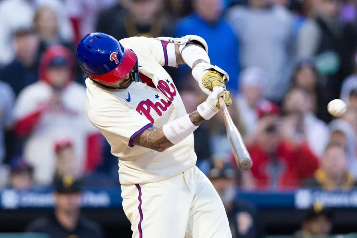 13 de abril de 2024; Filadélfia, Pensilvânia, EUA; O outfielder do Philadelphia Phillies, Nick Castellanos (8), acerta um single RBI durante o nono inning contra o Pittsburgh Pirates no Citizens Bank Park. créditos: Bill Streicher-USA TODAY Sports