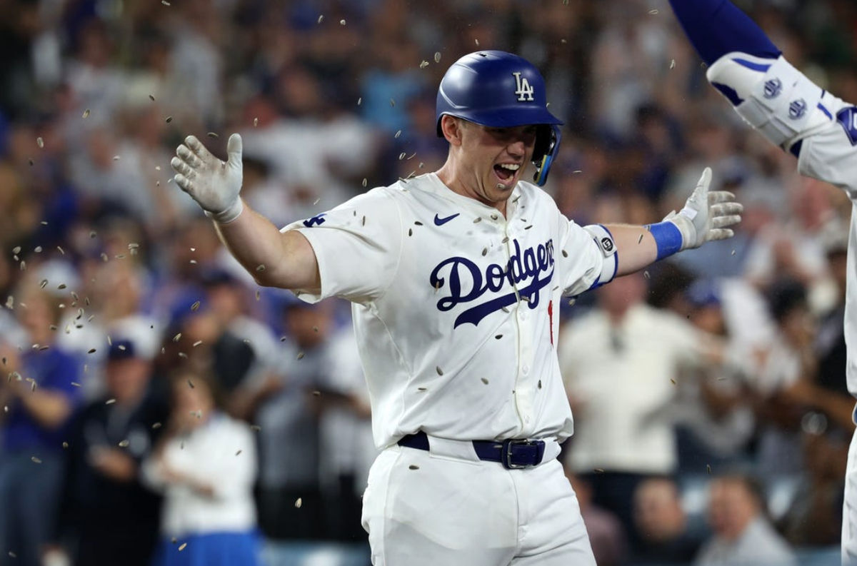 5 de julho de 2024; Los Angeles, Califórnia, EUA; O receptor do Los Angeles Dodgers, Will Smith (16), reage após acertar um terceiro home run do jogo durante o sétimo inning contra o Milwaukee Brewers no Dodger Stadium. Crédito obrigatório: Kiyoshi Mio-USA TODAY Sports