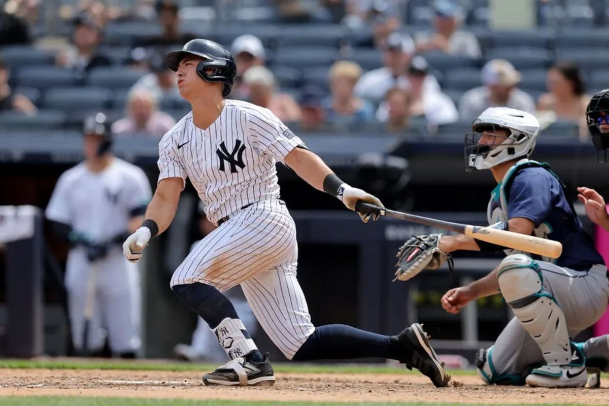23 de maio de 2024; Bronx, Nova York, EUA; O shortstop do New York Yankees Anthony Volpe (11) segue em frente com uma dupla contra o Seattle Mariners durante o sétimo inning no Yankee Stadium. Crédito obrigatório: Brad Penner-USA TODAY Sports