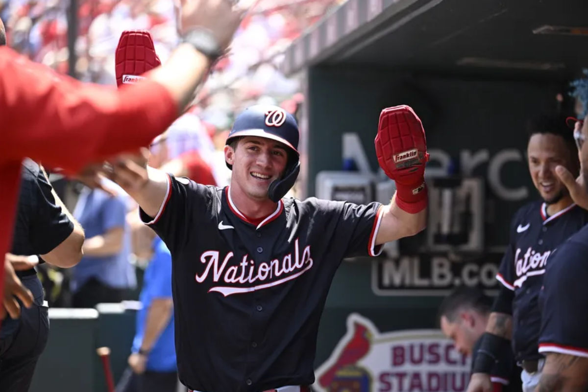28 de julho de 2024; St. Louis, Missouri, EUA; O defensor central do Washington Nationals, Jacob Young (30), comemora com os companheiros de equipe após marcar um duplo do defensor direito Lane Thomas (28) contra o St. Louis Cardinals durante o terceiro inning no Busch Stadium. Crédito obrigatório: Jeff Le-USA TODAY Sports