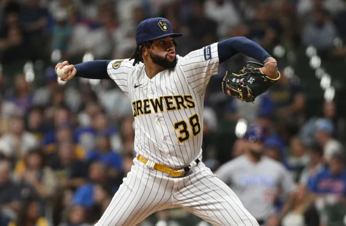 30 de setembro de 2023; Milwaukee, Wisconsin, EUA; O arremessador reserva do Milwaukee Brewers, Devin Williams (38), faz um arremesso contra o Chicago Cubs no oitavo inning no American Family Field. Crédito obrigatório: Michael McLoone-USA TODAY Sports
