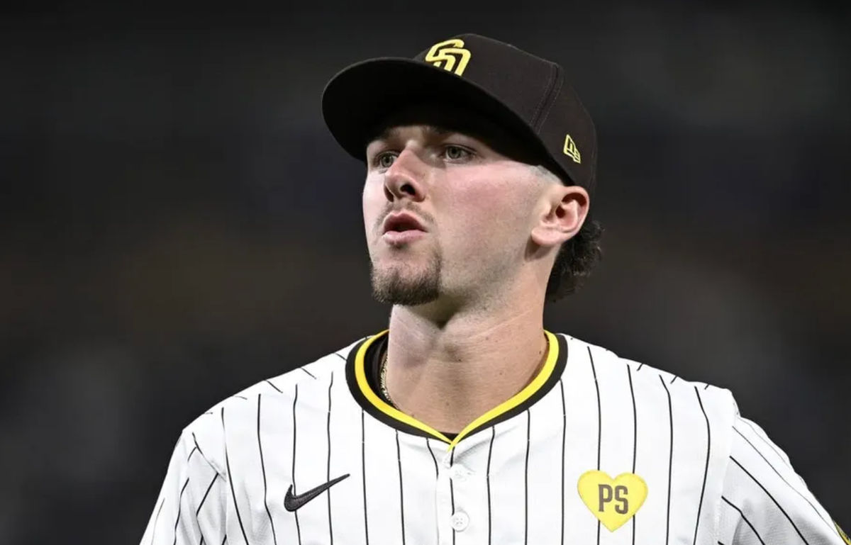 9 de abril de 2024; San Diego, Califórnia, EUA; O defensor central do San Diego Padres, Jackson Merrill (3), observa durante o nono inning contra o Chicago Cubs no Petco Park. créditos: Orlando Ramirez-USA TODAY Sports