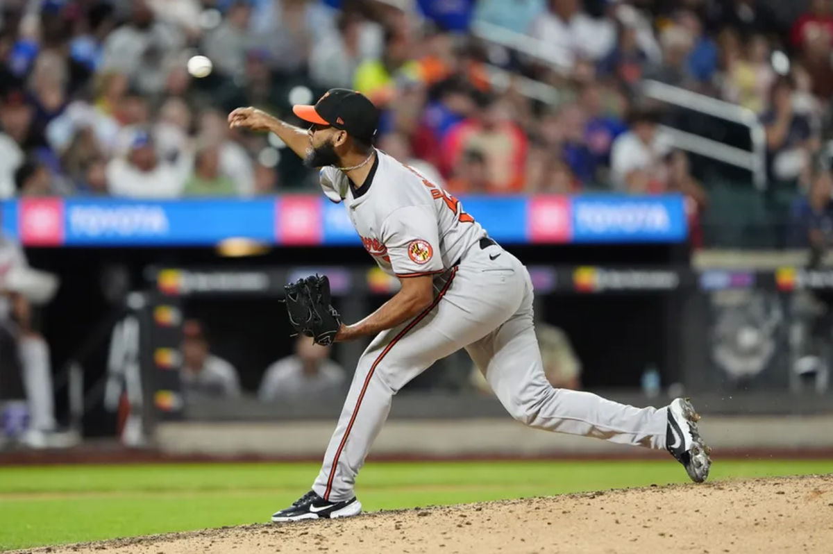 19 de agosto de 2024; Nova York, Nova York, EUA; O arremessador do Baltimore Orioles, Seranthony Dominguez (56), faz um arremesso contra o New York Mets durante o nono inning no Citi Field. Crédito obrigatório: Gregory Fisher-USA TODAY Sports