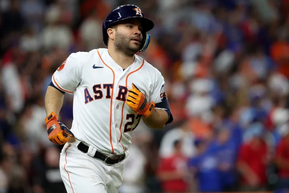 23 de outubro de 2023; Houston, Texas, EUA; O segunda base do Houston Astros, Jose Altuve (27), percorre as bases após rebater um home run durante a nona entrada do sétimo jogo na ALCS contra o Texas Rangers para os playoffs da MLB de 2023 no Minute Maid Park. créditos: Thomas Shea-USA TODAY Sports