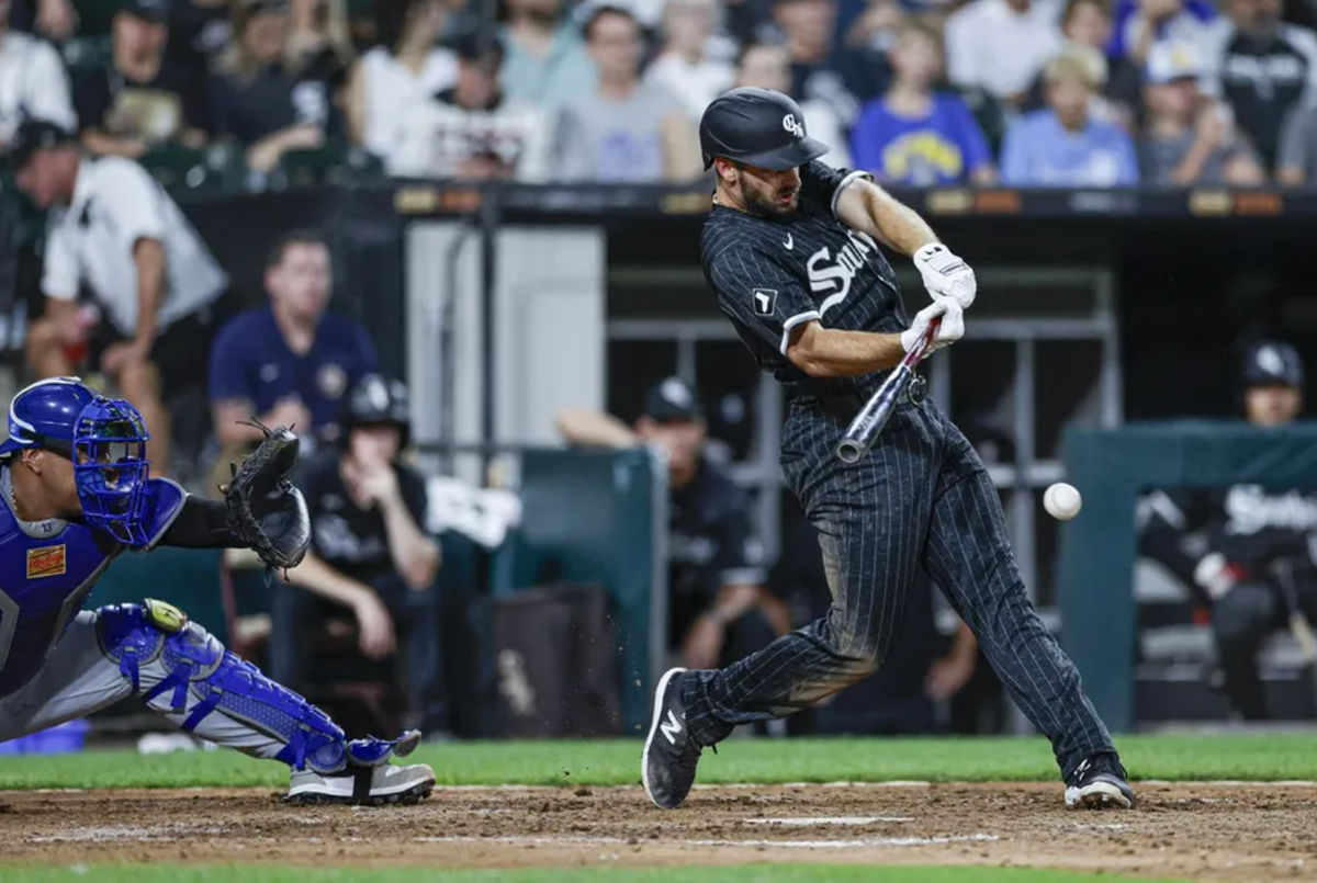 28 de julho de 2024; Chicago, Illinois, EUA; O shortstop do Chicago White Sox, Paul DeJong (29), acerta um RBI-single contra o Kansas City Royals durante o sexto inning no Guaranteed Rate Field. Crédito obrigatório: Kamil Krzaczynski-USA TODAY Sports