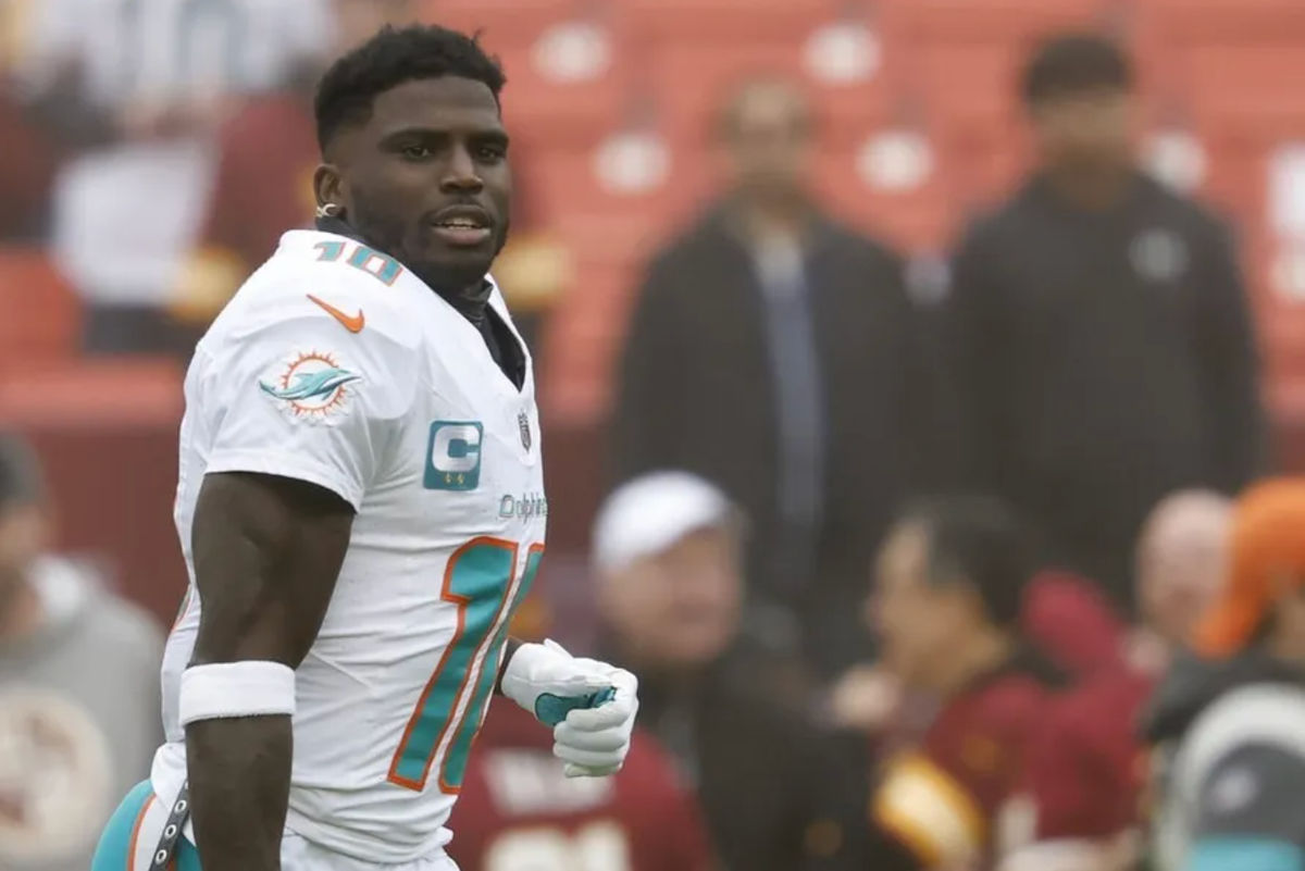 Dec 3, 2023; Landover, Maryland, USA; Miami Dolphins wide receiver Tyreek Hill (10) stands on the field during warm up prior to the game against the Washington Commanders at FedExField. credits: Geoff Burke-USA TODAY Sports