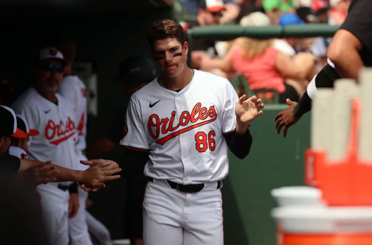 16 de marzo de 2024; Sarasota, Florida, EE. UU.; El jugador de cuadro de los Orioles de Baltimore, Coby Mayo (86), anota una carrera durante la quinta entrada contra los Medias Rojas de Boston en el estadio Ed Smith. Crédito obligatorio: Kim Klement Neitzel-USA TODAY Sports