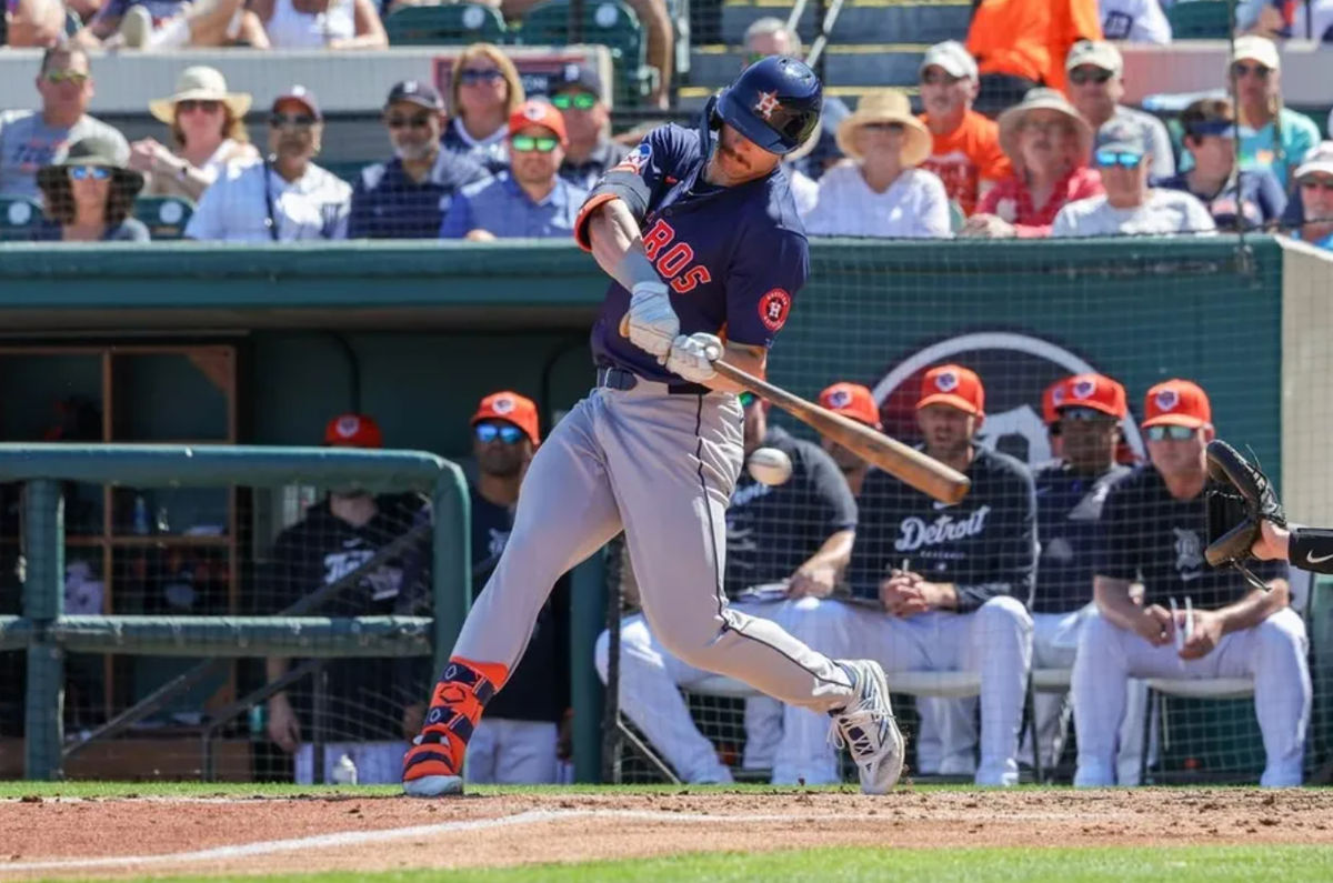 26 de febrero de 2024; Lakeland, Florida, EE. UU.; El bateador designado de los Astros de Houston, Jacob Melton (76), batea durante la tercera entrada contra los Tigres de Detroit en el Publix Field del Joker Marchant Stadium. Créditos: Mike Watters-USA TODAY Sports