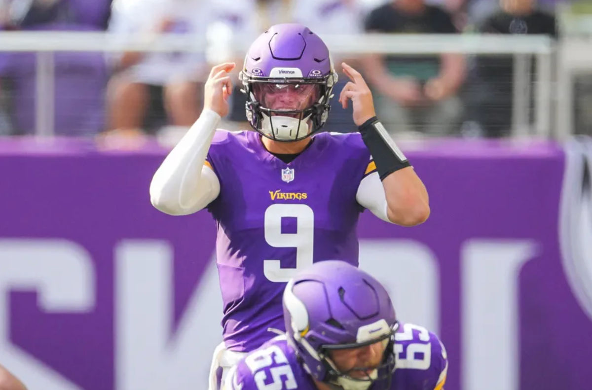 10 de agosto de 2024; el mariscal de campo de los Minnesota Vikings, J.J. McCarthy (9), en el centro contra los Las Vegas Raiders en el tercer cuarto en el U.S. Bank Stadium. Crédito obligatorio: Brad Rempel-USA TODAY Sports