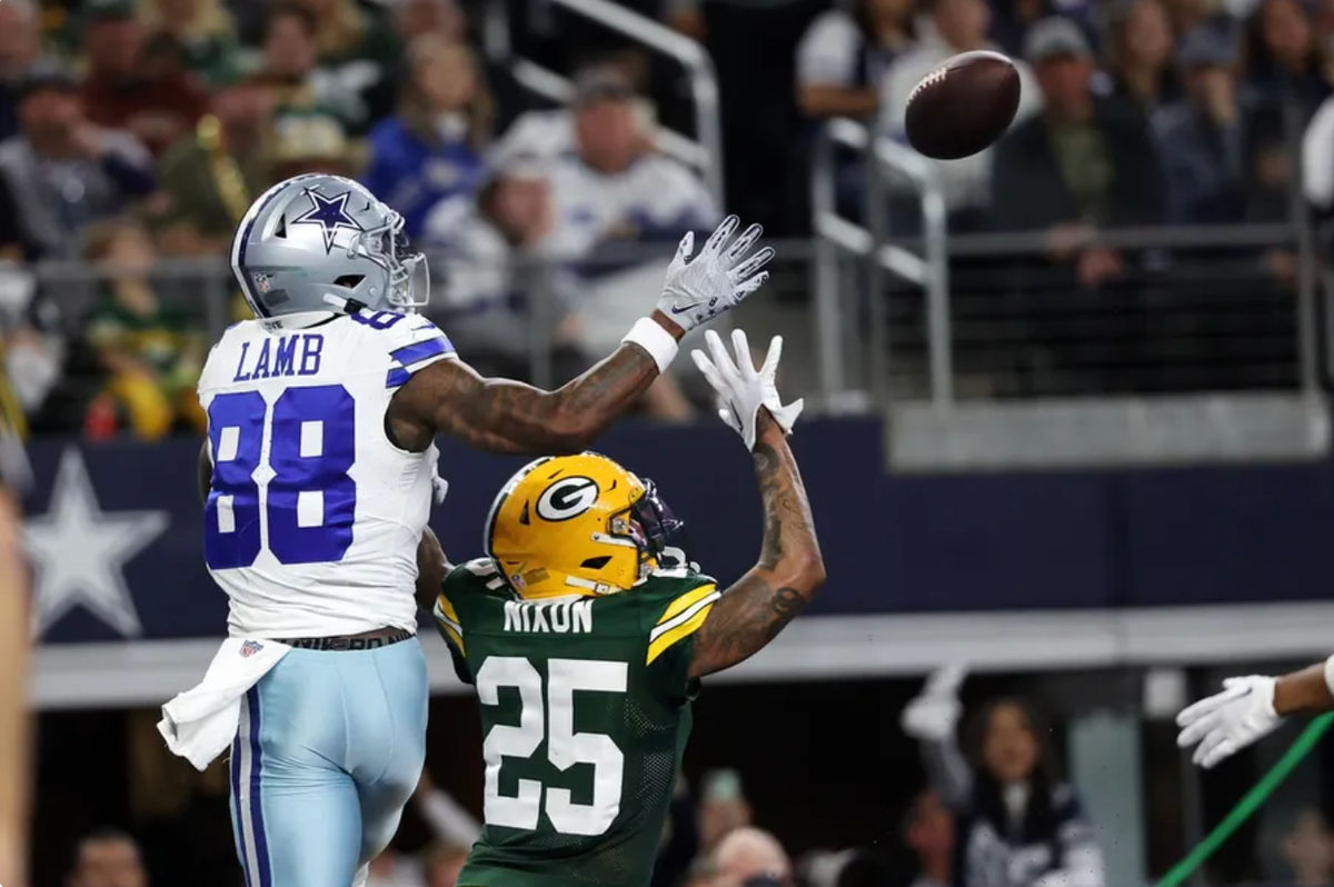 14 de enero de 2024; Arlington, Texas, EE. UU.; El esquinero de los Green Bay Packers, Keisean Nixon (25), intercepta un pase contra el receptor abierto de los Dallas Cowboys, CeeDee Lamb (88), durante la segunda mitad del juego de comodines de la NFC 2024 en el estadio AT&T. Crédito obligatorio: Kevin Jairaj-USA TODAY Sports