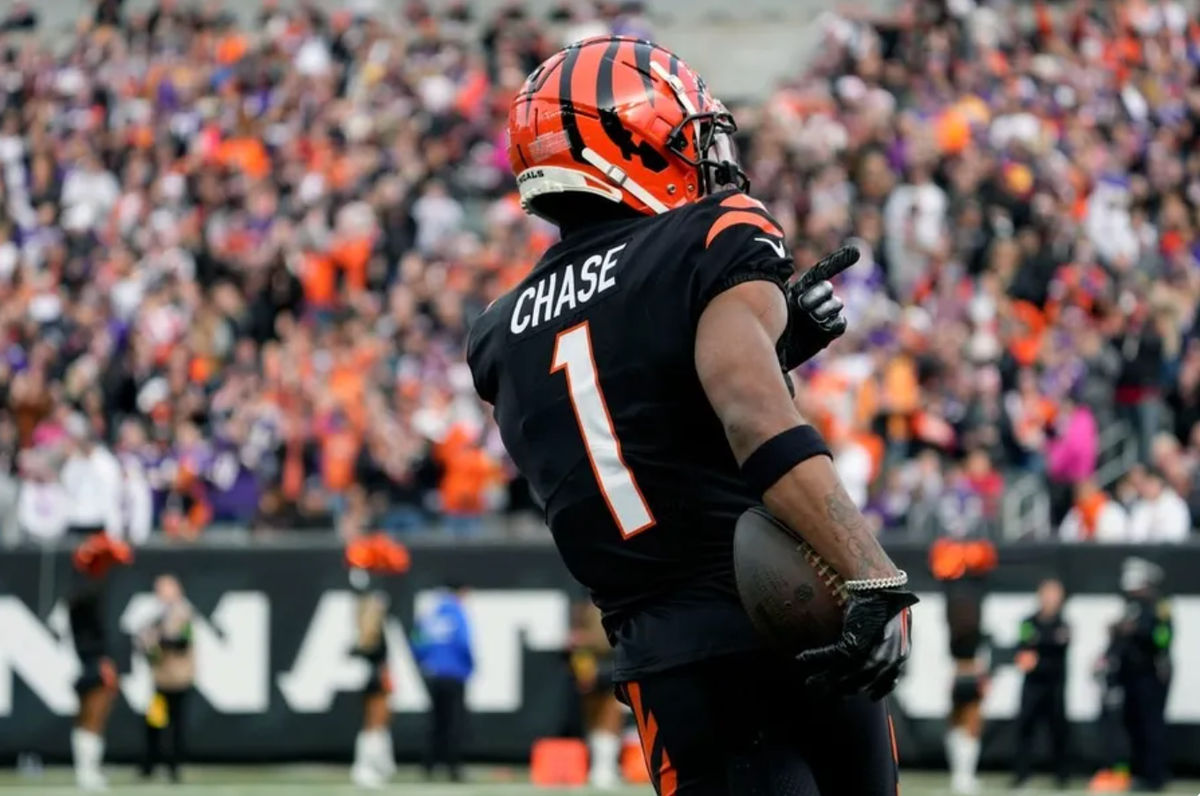 El receptor abierto de los Cincinnati Bengals, Ja'Marr Chase (1), señala a la multitud mientras los Bengals se enfrentan a los Minnesota Vikings en el Paycor Stadium el sábado 16 de diciembre de 2023. Créditos: Cara Owsley/The Enquirer / USA TODAY NETWORK