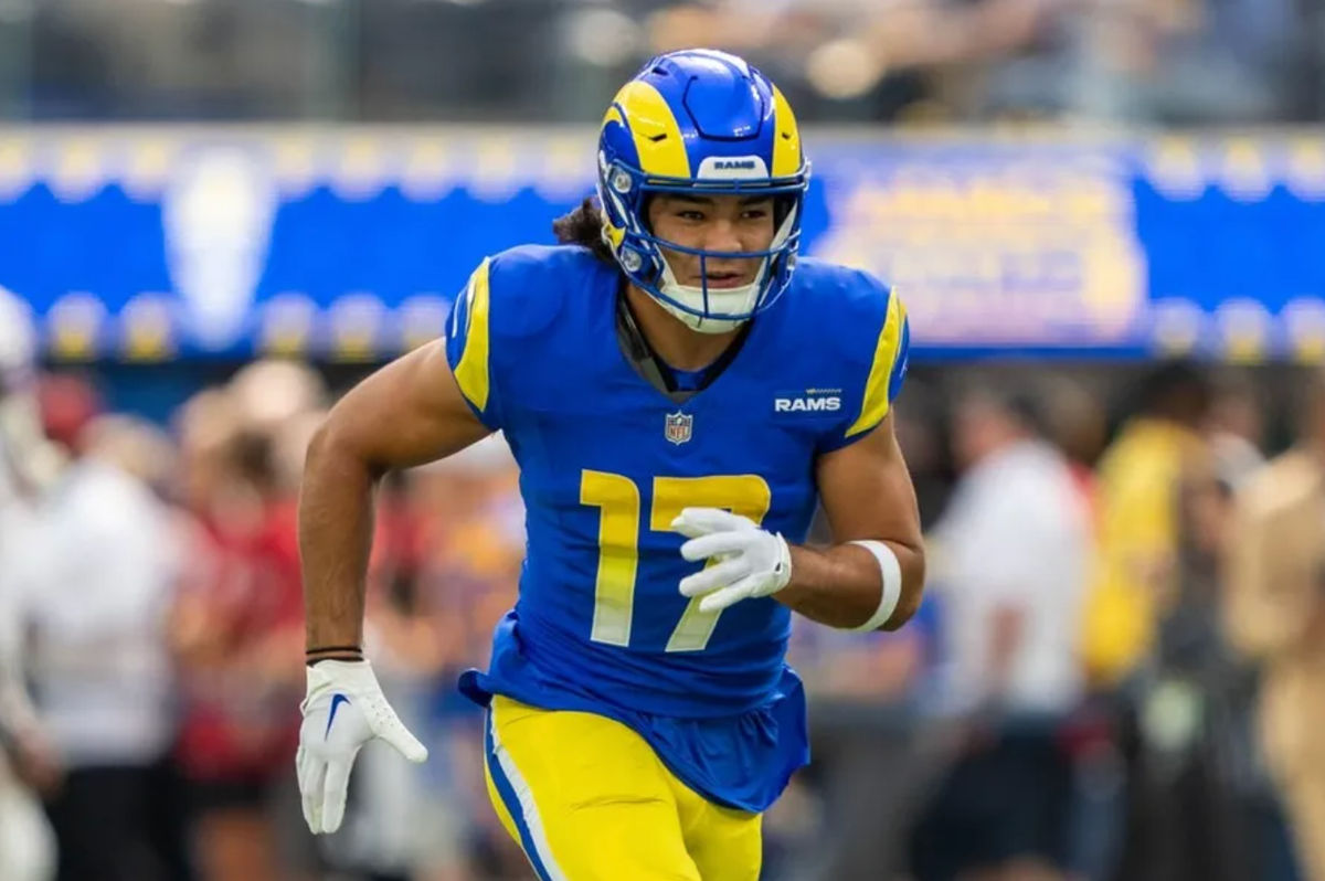15 de octubre de 2023; Inglewood, California, EE. UU.; El receptor abierto de Los Angeles Rams, Puka Nacua (17), calienta antes del partido contra los Arizona Cardinals en el SoFi Stadium. Créditos: Kyle Terada-USA TODAY Sports