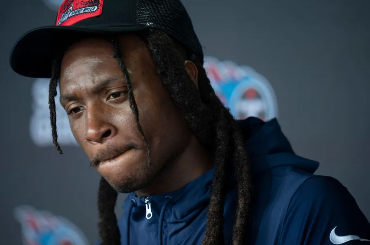 FOTO USA TODAY SPORTS. El receptor abierto de los Tennessee Titans, DeAndre Hopkins, responde preguntas de los medios en el segundo día del campo de entrenamiento, el jueves 25 de julio de 2024.