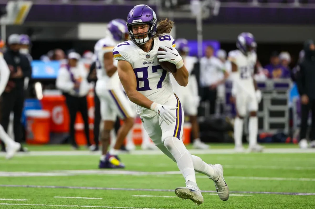 24 de diciembre de 2023; Minneapolis, Minnesota, EE. UU.; El ala cerrada de los Minnesota Vikings, T.J. Hockenson (87), calienta antes del partido contra los Detroit Lions en el U.S. Bank Stadium. Crédito obligatorio: Matt Krohn-USA TODAY Sports