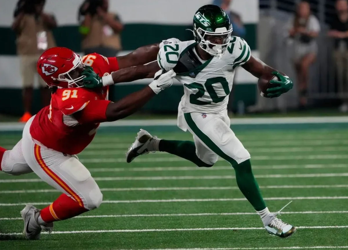 Oct 1, 2023; East Rutherford, New Jersey, USA; Kansas City Chiefs defensive tackle Derrick Nnadi (91) is called for a horsecollar penalty against New York Jets running back Breece Hall (20) at MetLife Stadium. credits: Robert Deutsch-USA TODAY Sports