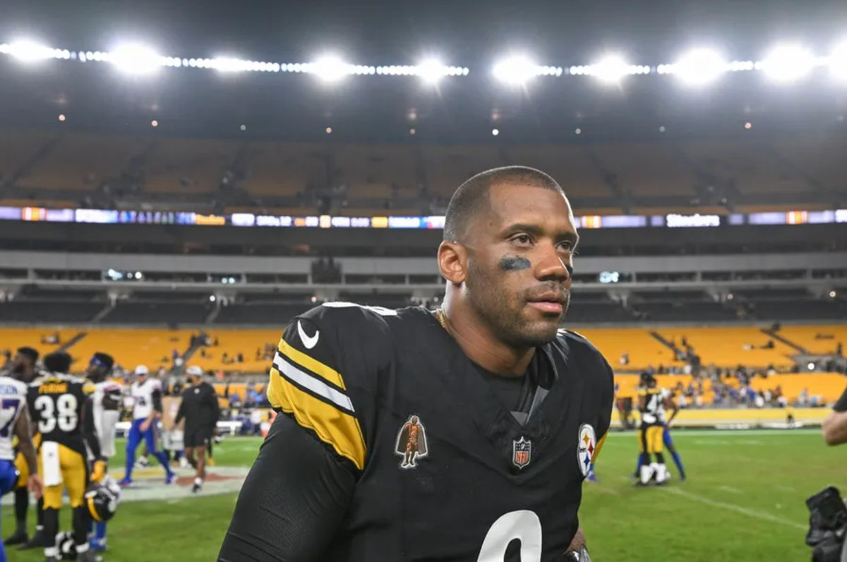 17 de agosto de 2024; Pittsburgh, Pensilvania, EE. UU.; El mariscal de campo de los Pittsburgh Steelers, Russell Wilson (3), abandona el campo después de jugar contra los Buffalo Bills en el estadio Acrisure. Crédito obligatorio: Barry Reeger-USA TODAY Sports