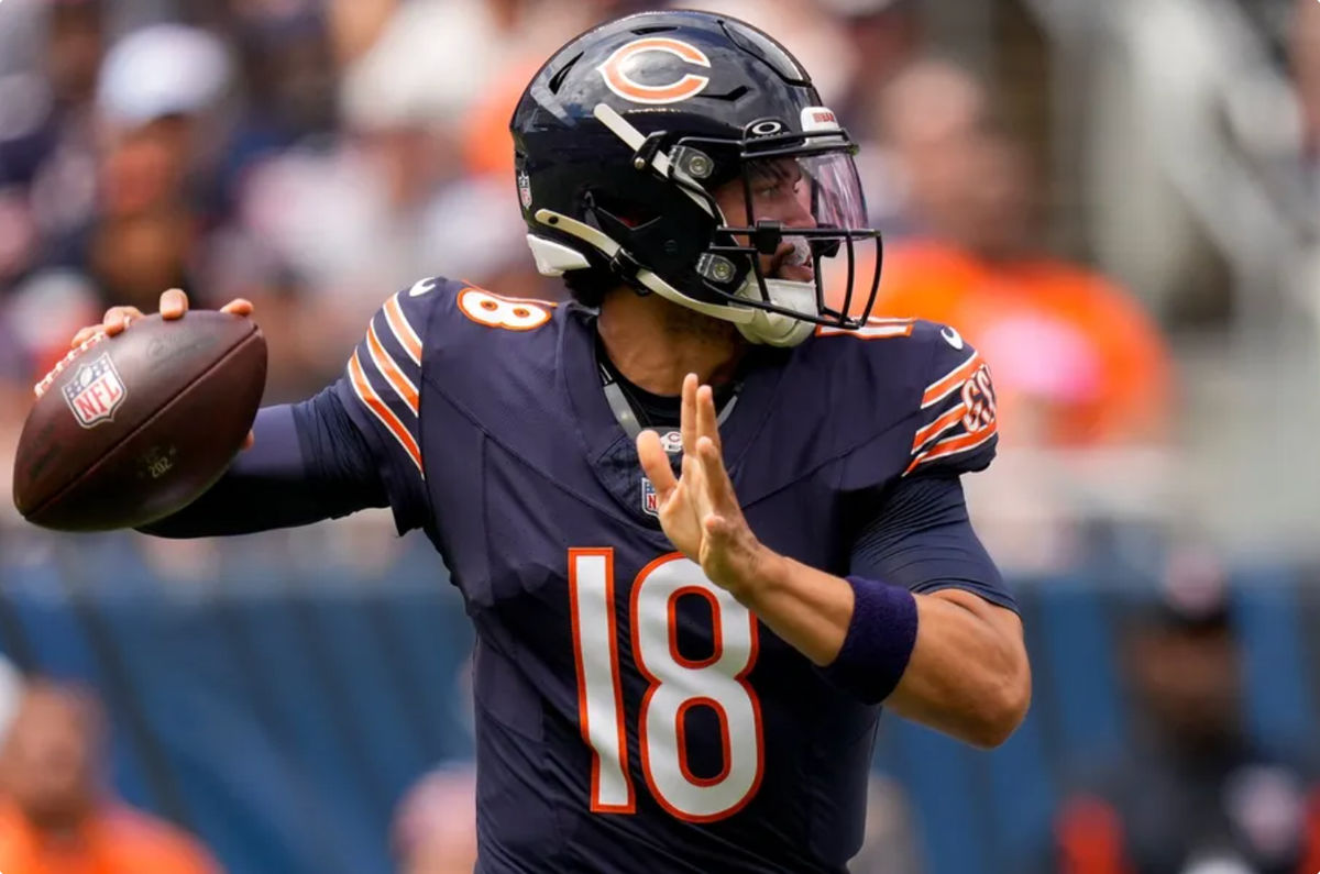 El mariscal de campo de los Chicago Bears, Caleb Williams (18), lanza un pase en el primer cuarto del juego de la Semana 2 de pretemporada de la NFL entre los Chicago Bears y los Cincinnati Bengals en Soldier Field en el centro de Chicago el sábado 17 de agosto de 2024. Los Bears lideraron 10-3 en el medio tiempo.