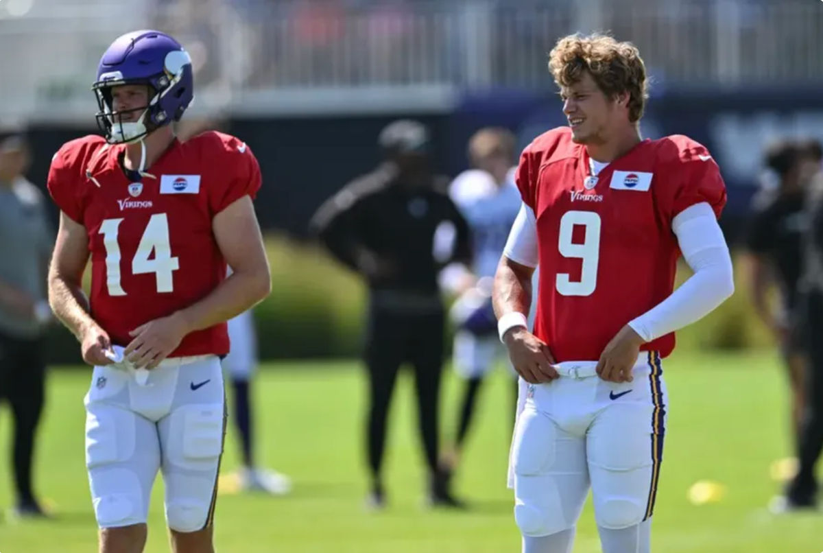 2 de agosto de 2024; Eagan, Minnesota, EE. UU.; El mariscal de campo de los Minnesota Vikings, J.J. McCarthy (9), y el mariscal de campo Sam Darnold (14) calientan durante la práctica en el campo de entrenamiento de los Vikings en Eagan, Minnesota. Crédito obligatorio: Jeffrey Becker-USA TODAY Sports