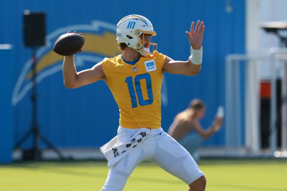 24 de julio de 2024; El Segundo, CA, EE. UU.; El mariscal de campo de Los Angeles Chargers, Justin Herbert (10), lanza durante el primer día del campo de entrenamiento en The Bolt. Crédito obligatorio: Kiyoshi Mio-USA TODAY Sports